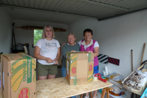 Margarete mit ukrainischen helfern bei der Paketaufnahme