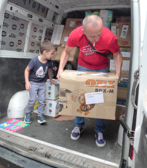 Vasyl beim Beladen seines Kleintransporters