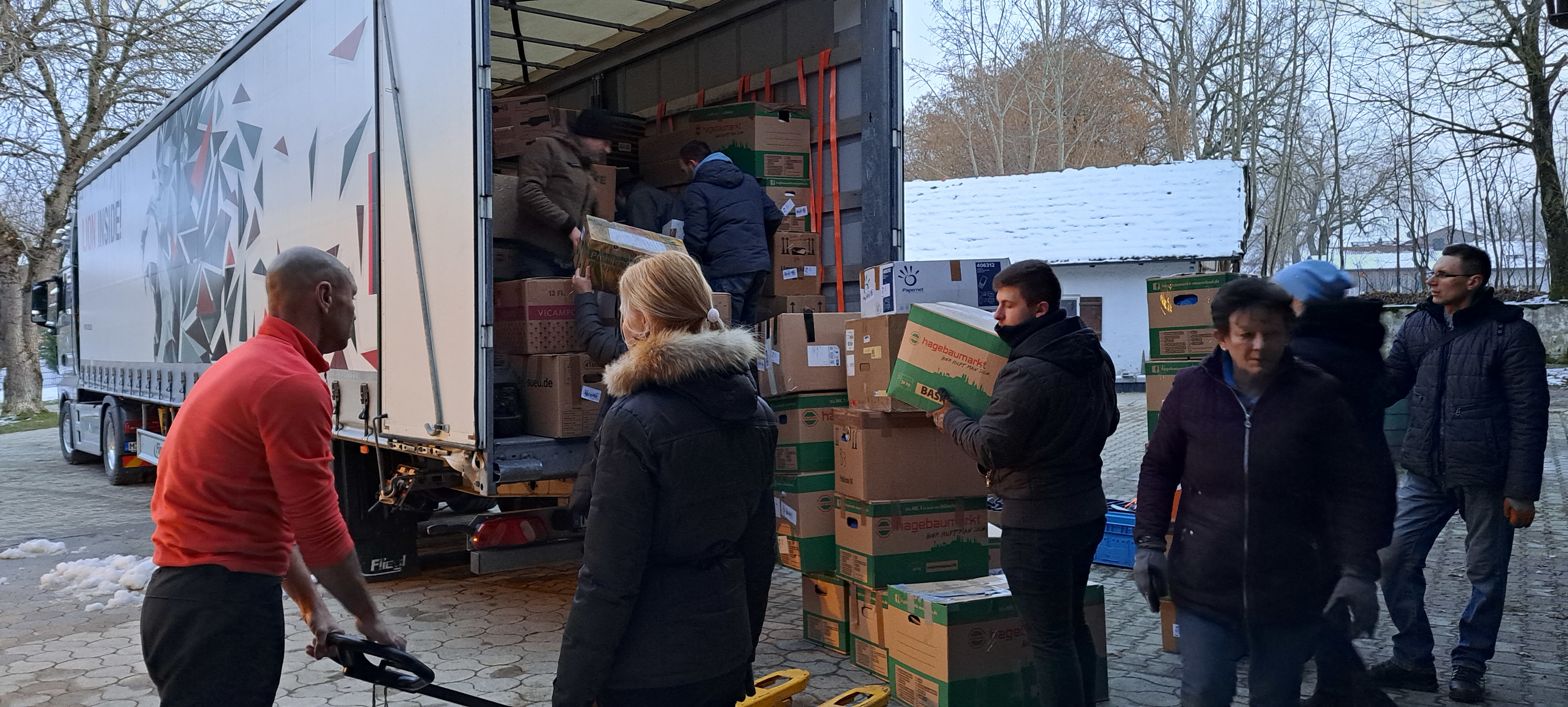 Der Lkw in Sauerlach wird vollgeladen